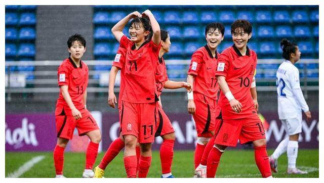 国内女足球员努力备战，为比赛贡献自己力量